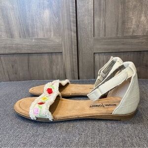 Minnetonka Girls Evie Floral Embroidered Sandal Size 4